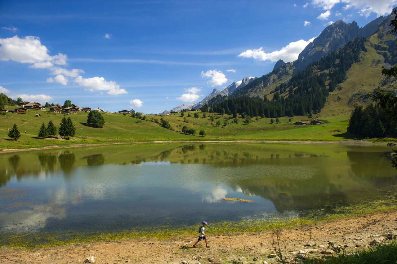 Lake, mountains, greenery at CAPFUN Plan du Fernuy campsite in LA CLUSAZ (74).