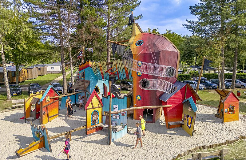 Carabouille playground - Large colorful playground with slides and children at CAPFUN Ponderosa campsite in Ulicoten.