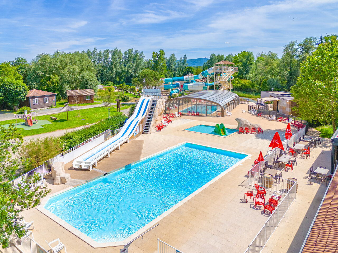 Swimming pools, water slides, restaurant at CAPFUN Les Portes du Beaujolais campsite in Anse (69).
