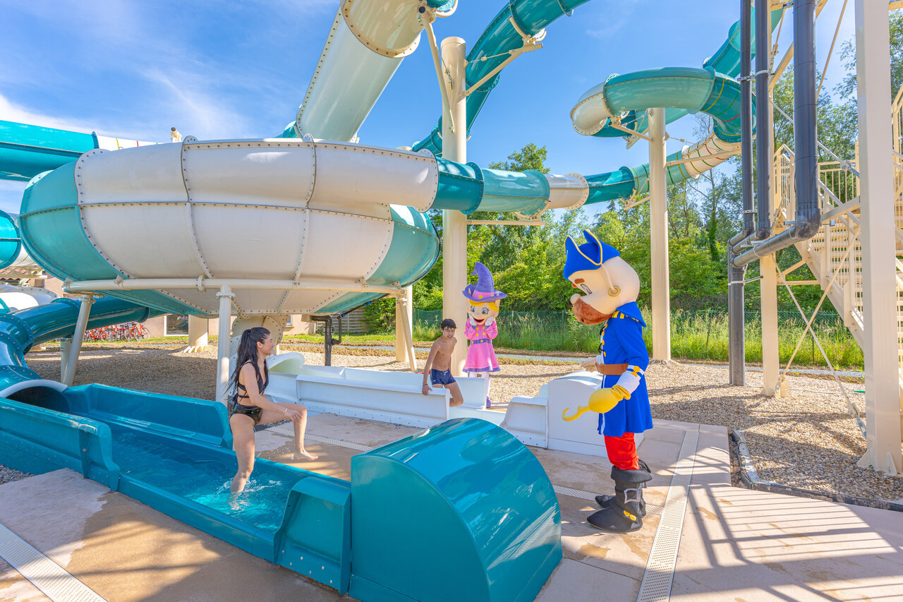Water slides, pirate mascot and children at CAPFUN Les Portes du Beaujolais campsite in Anse (69).