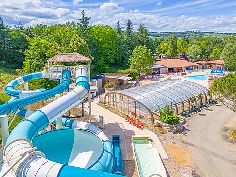 Slides and pools at CAPFUN Les Portes du Beaujolais in Anse (69).