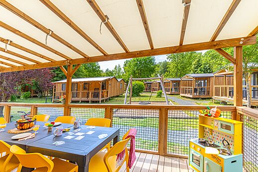 Mobile home, terrace at CAPFUN Les Portes du Beaujolais campsite in Anse (69).