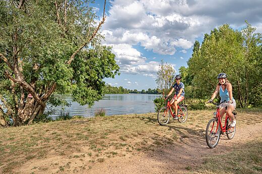Bike ride along the lake at CAPFUN Les Portes du Beaujolais campsite in Anse (69).