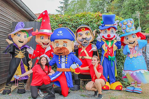 Smiling mascots and animators for activities at CAPFUN Les Portes du Beaujolais campsite in Anse (69).