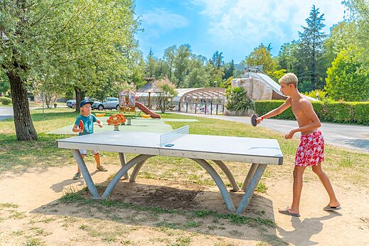 Outdoor ping-pong for children at CAPFUN Les Portes du Beaujolais campsite in Anse.