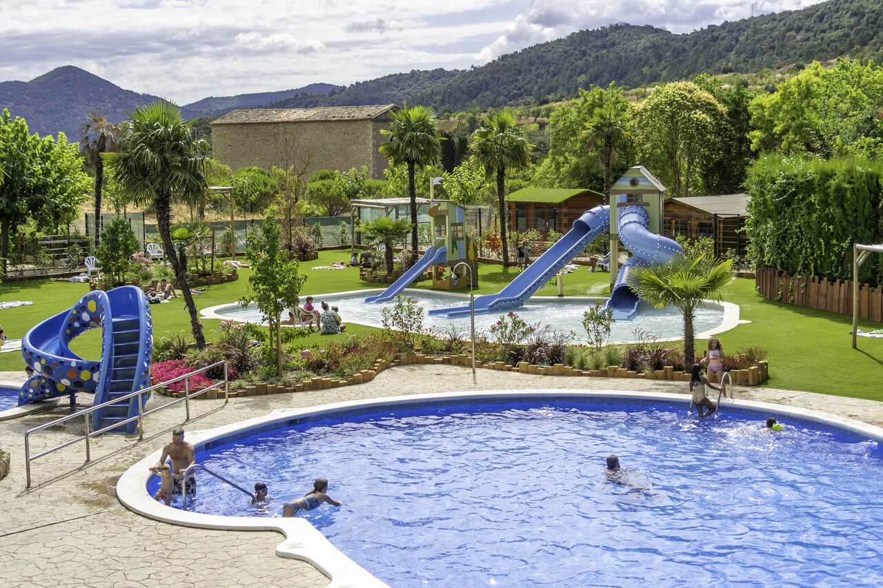 Outdoor swimming pool with water slides and water games at CAPFUN Serra de Prades campsite in Vilanova de Prades (43).