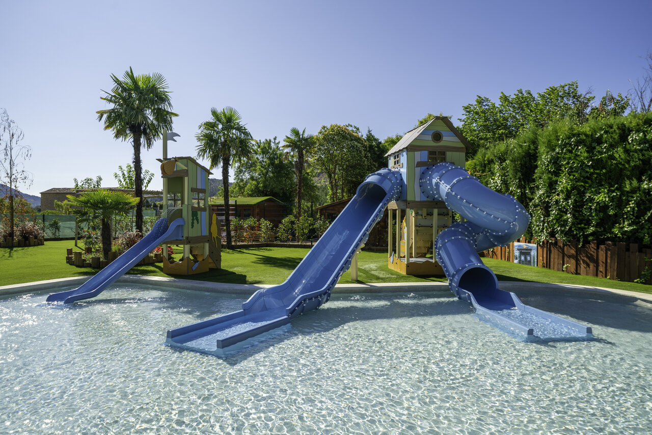 Swimming pool with water slides and children's games at CAPFUN Serra de Prades campsite in Vilanova de Prades (43).