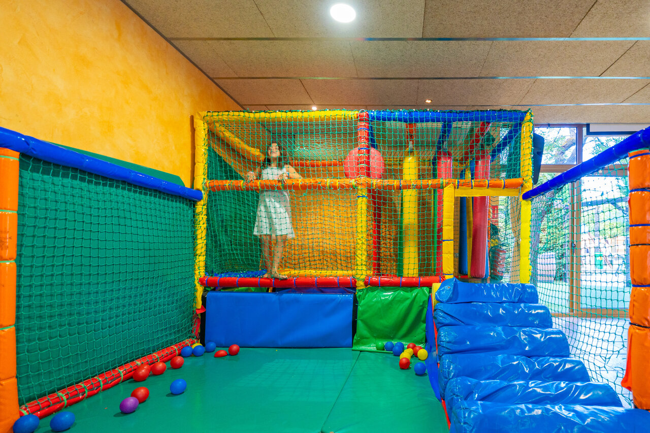 Colorful indoor play structure for children at CAPFUN Serra de Prades campsite (43).