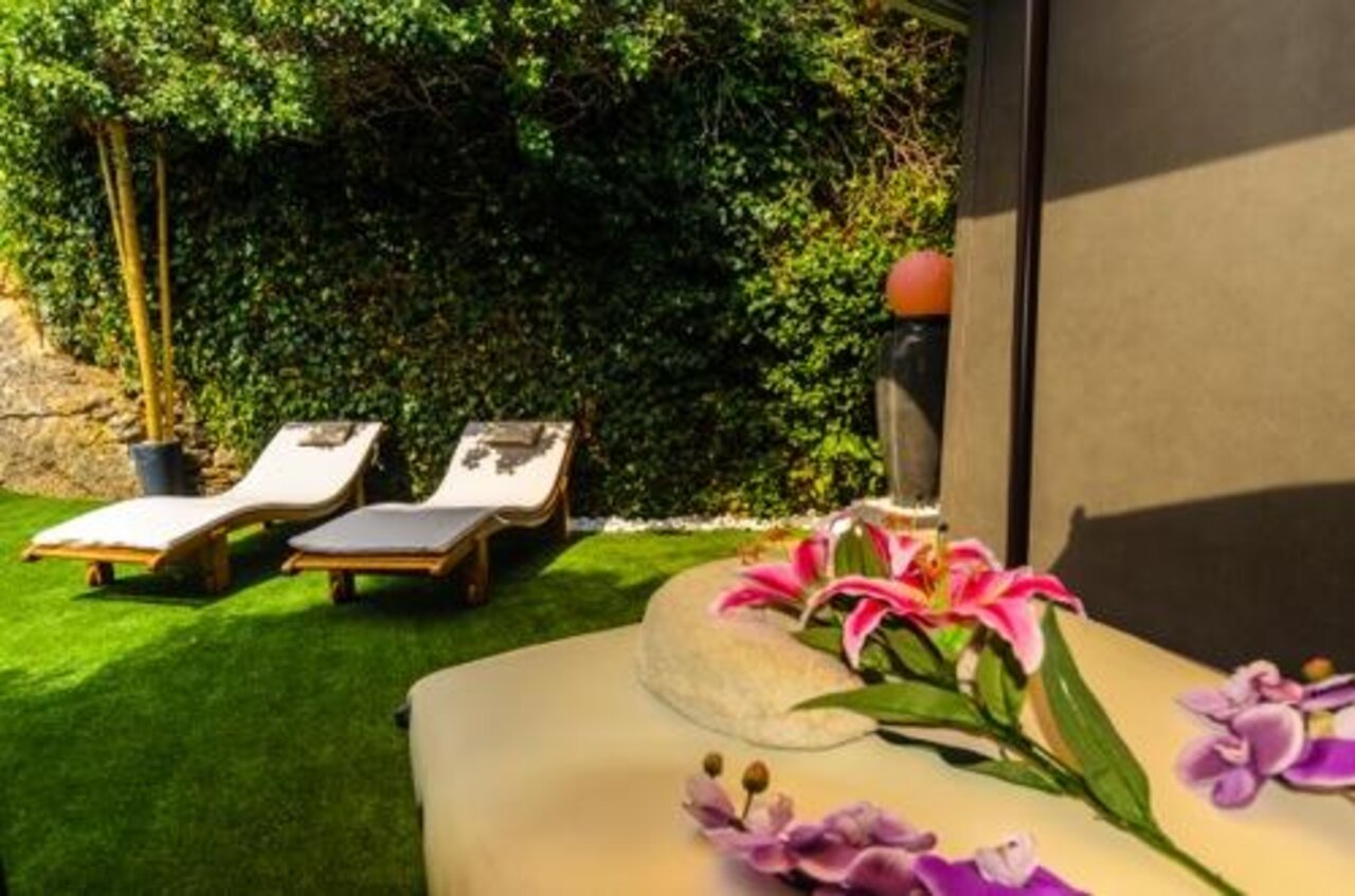 Outdoor spa area with sun loungers at CAPFUN Serra de Prades campsite in Vilanova de Prades (43).