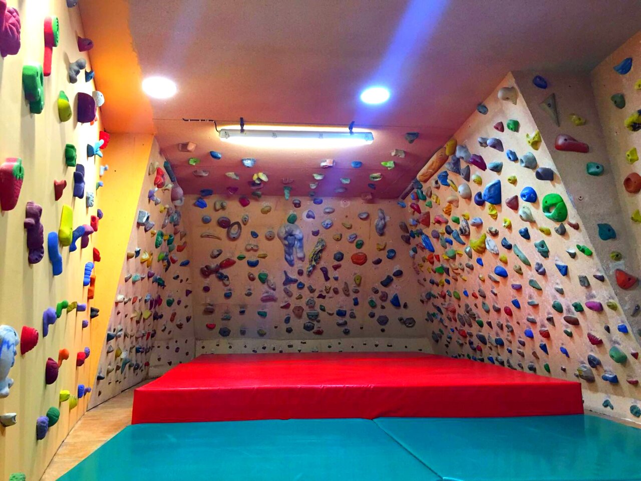Indoor climbing wall with mats at CAPFUN Serra de Prades campsite in Vilanova de Prades (43).