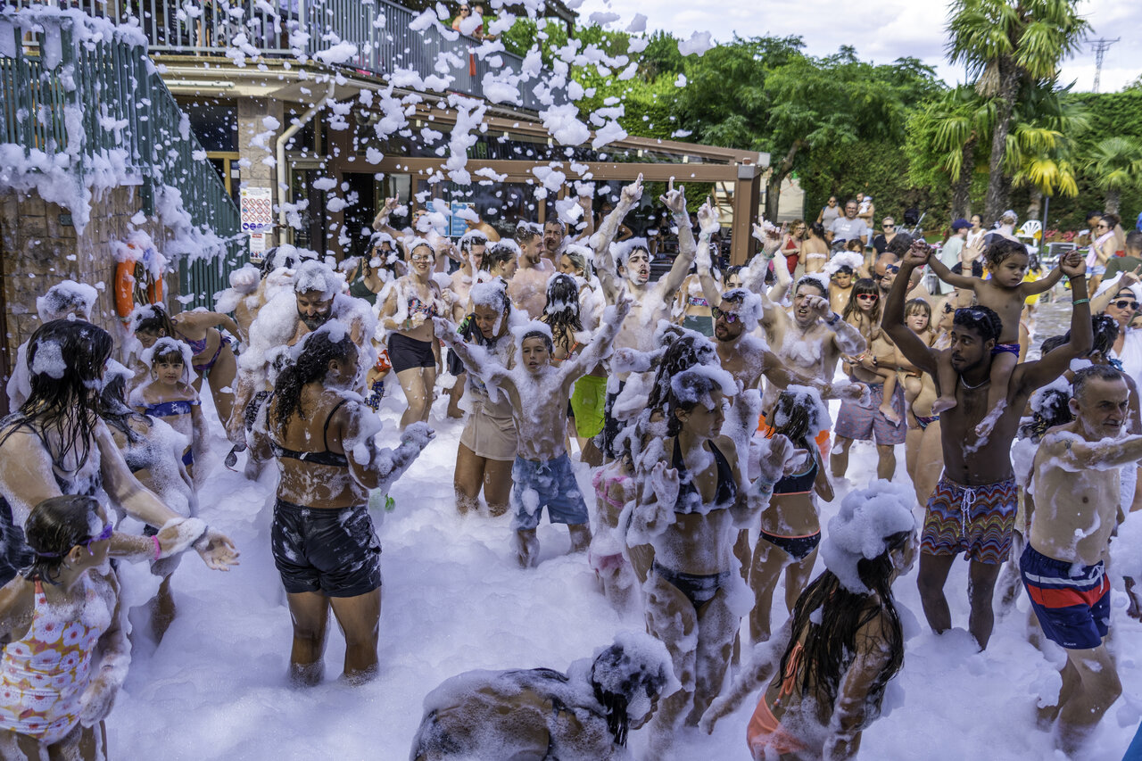 Lively foam party with families and children at CAPFUN Serra de Prades campsite in Vilanova de Prades (43).