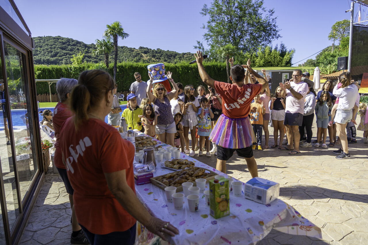 Festive Capfun animation with families near the swimming pool at CAPFUN Serra de Prades campsite in Vilanova de Prades (43).