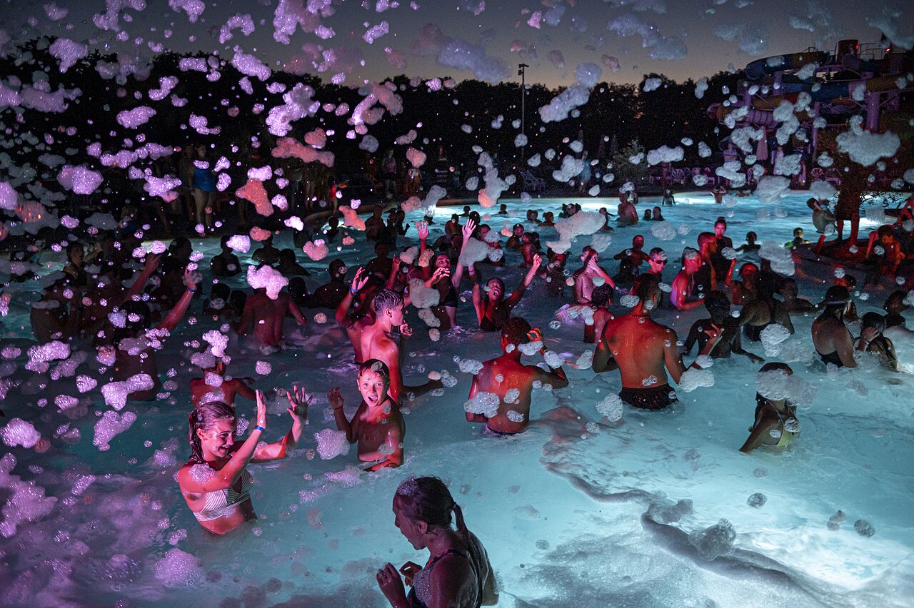 Night foam party in the swimming pool at VAGUES OCEANES campsite near Gouaix (77).