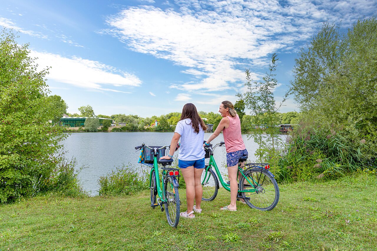 Bicycles and lake, at VAGUES OCEANES campsite Pr�s de la Fontaine � Gouaix (77).