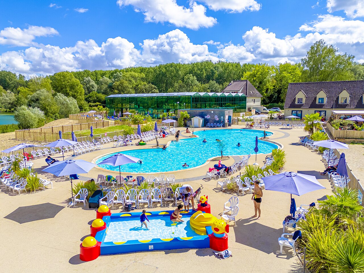 Outdoor swimming pool, children's paddling pool at VAGUES OCEANES campsite in Gouaix (77).