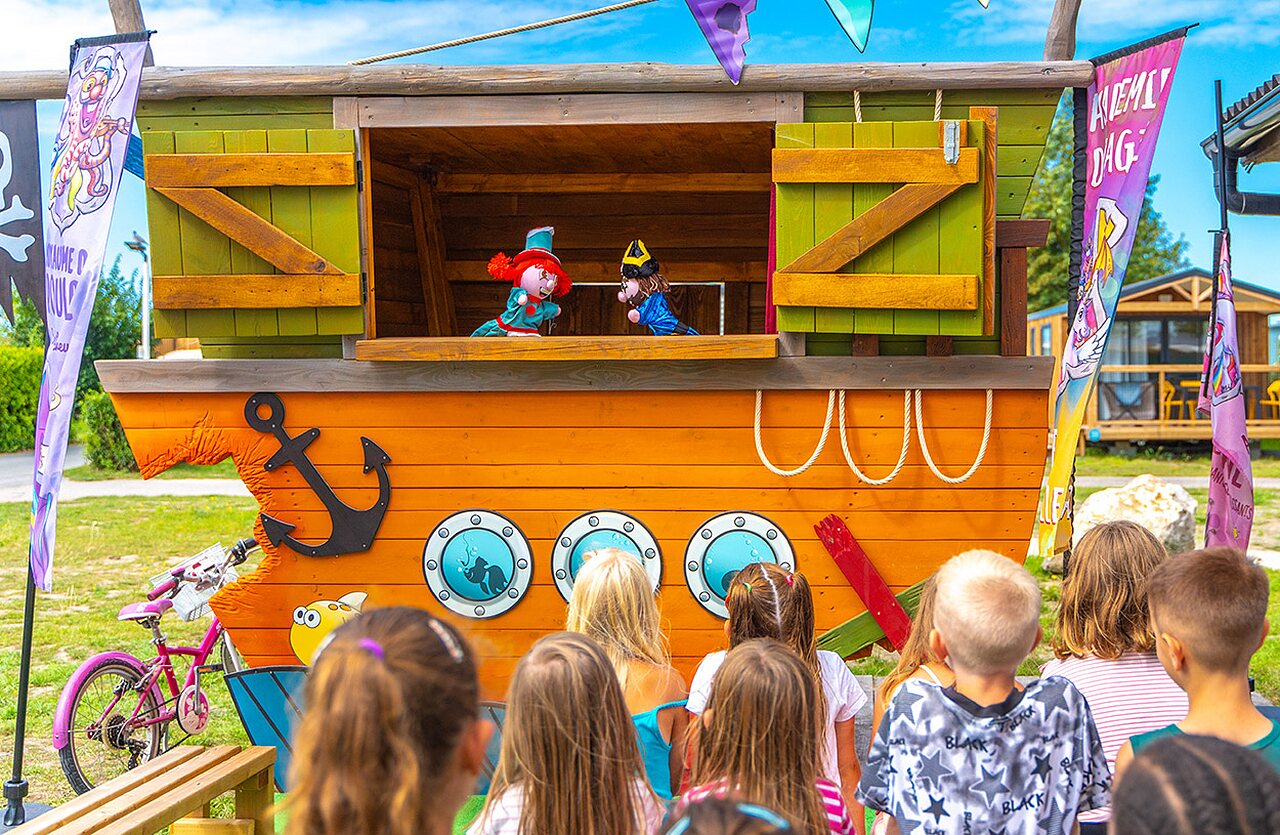 Puppet show for children in a boat-shaped structure at VAGUES OCEANES campsite near La Fontaine in Gouaix (77).