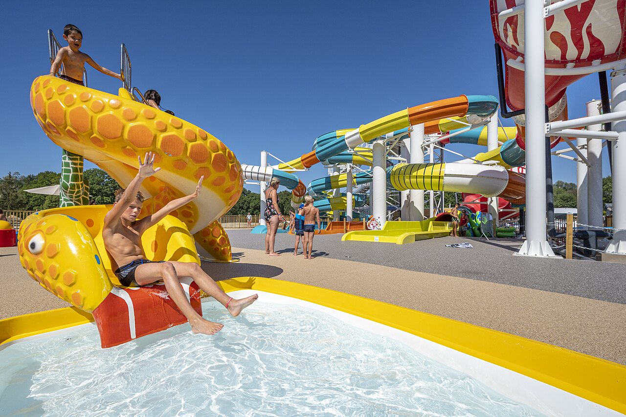 Colorful water slides, water games at VAGUES OCEANES campsite Gouaix (77).