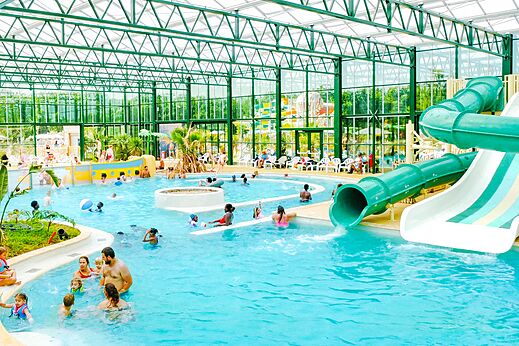 Indoor pool, water slides and aquatic games at VAGUES OCEANES campsite Pr�s de la Fontaine � Gouaix (77).