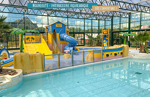 Covered aquatic playground, slides at VAGUES OCEANES campsite in Gouaix (77).