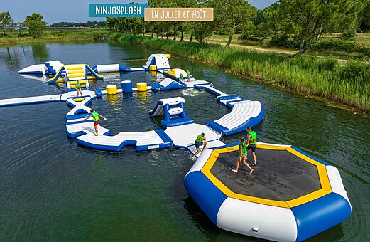 Inflatable water park Ninjasplash on the water, children having fun at VAGUES OCEANES campsite Pr�s de la Fontaine � Gouaix (77).