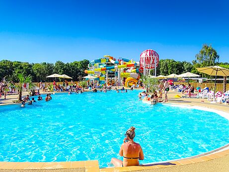 Outdoor swimming pool, water slides at VAGUES OCEANES Pr�s de la Fontaine � Gouaix (77)