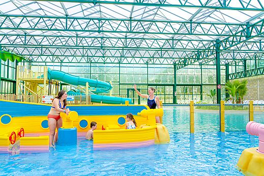 Indoor pool, waterslides and aquatic games at VAGUES OCEANES campsite in Gouaix.