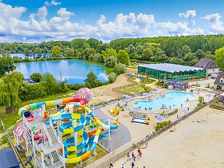 Water park, slides, pools at VAGUES OCEANES campsite in Gouaix (77).