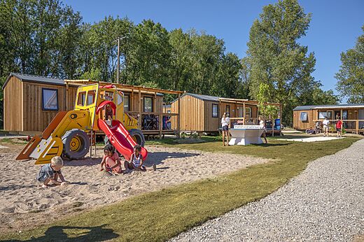 Children's playground with slide and Mobile homes at VAGUES OCEANES campsite Pr�s de la Fontaine � Gouaix (77).