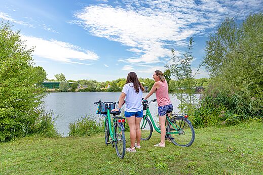 Bicycles by the lake at VAGUES OCEANES campsite Pr�s de la Fontaine � Gouaix (77).