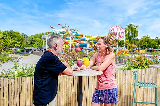 Couple at the bar, water park at VAGUES OCEANES campsite Pr�s de la Fontaine � Gouaix (77).