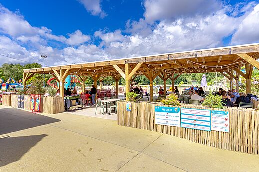 Restaurant terrace and children's playground at VAGUES OCEANES campsite in Gouaix.