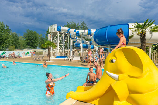 Outdoor swimming pool, water slides at CAPFUN Prises campsite in La TRANCHE SUR MER (85).