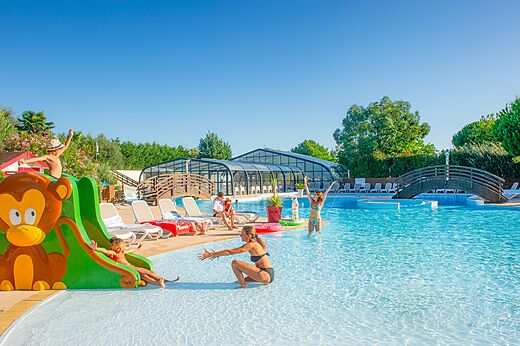 Outdoor swimming pool and children's slide at CAPFUN Quatre Vents d'Oléron campsite in St Georges d'Oléron (17).