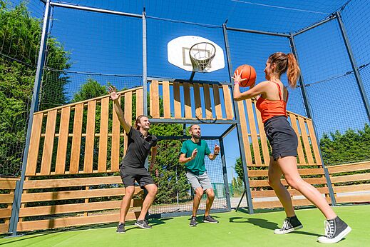 Multi-sport court for a basketball game at CAPFUN Quatre Vents d'Oléron campsite in St Georges d'Oléron (17).