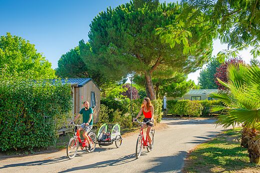 Family bikes at CAPFUN Quatre Vents d'Oléron campsite in St Georges d'Oléron (17).