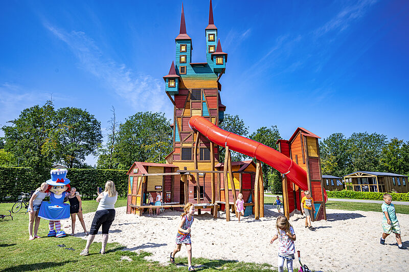 Carabouille playground - Colorful play castle with slide and children at CAPFUN Rakelbos campsite in Westelbeers.