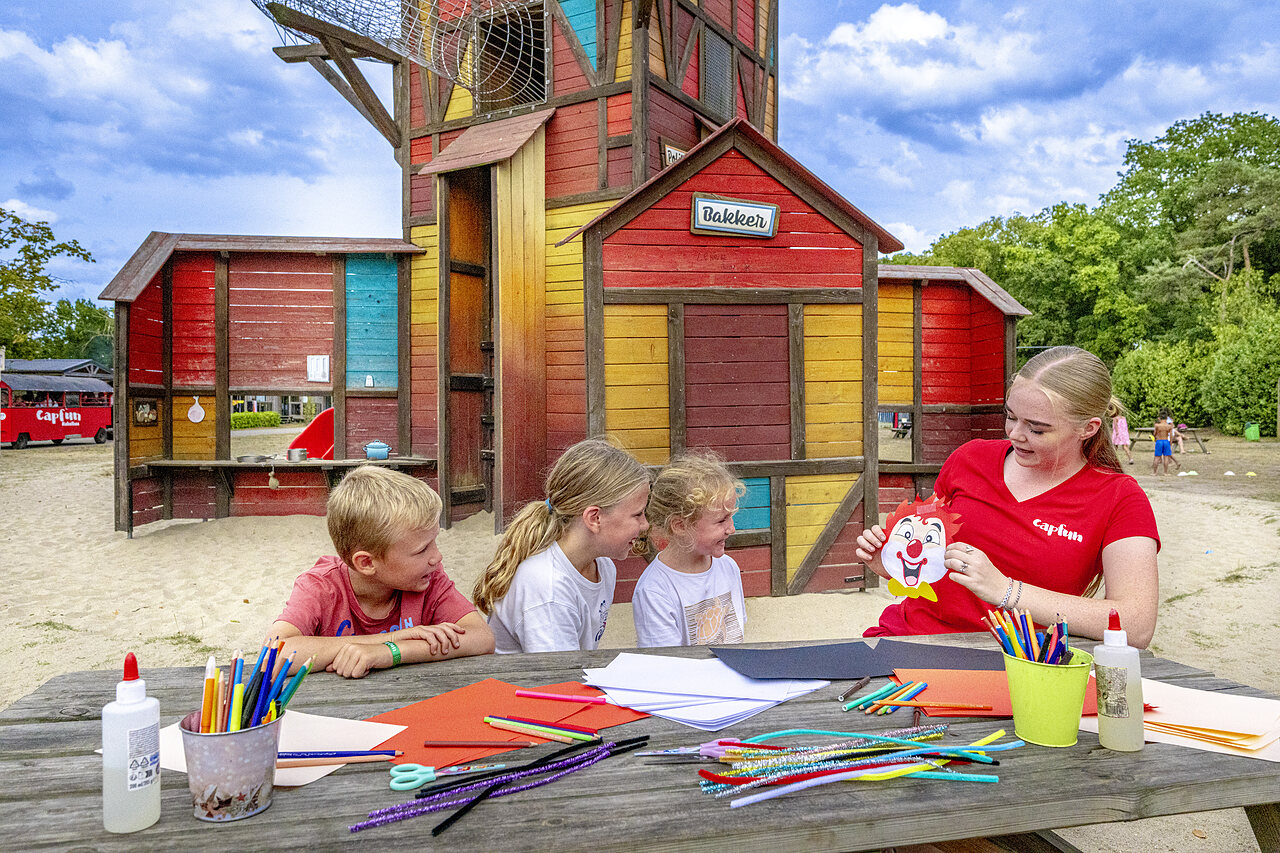Creative activity for children with Capfun animator at CAPFUN Rakelbos campsite in Westelbeers.