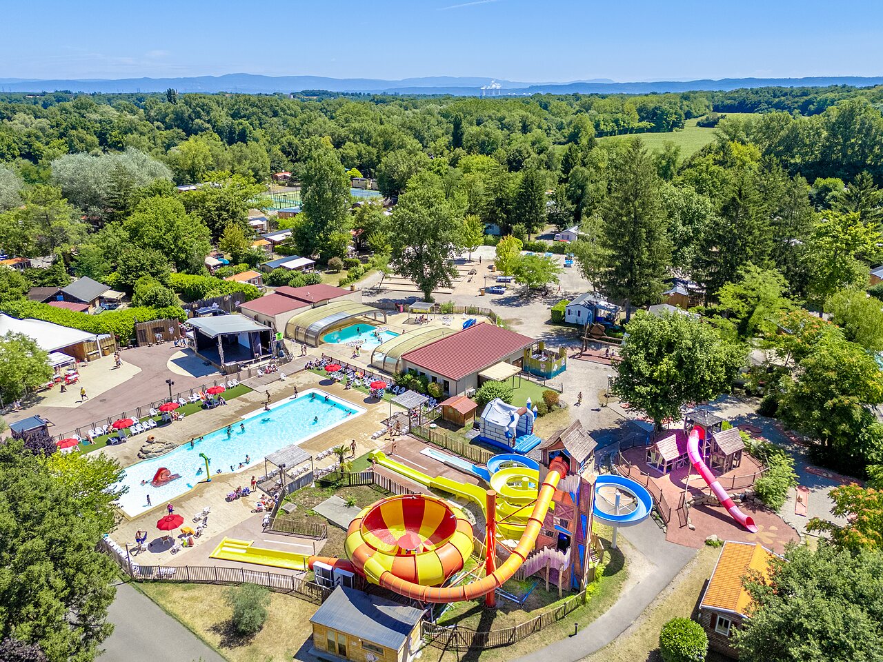 Water park, giant slides and swimming pools at CAPFUN R�gni�re campsite in VILLETTE D'ANTHON (38).