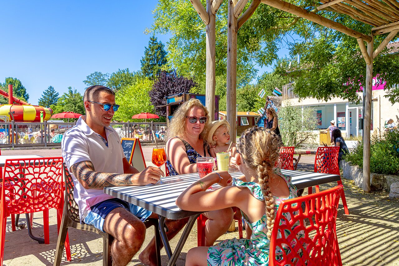 Outdoor bar and swimming pool at CAPFUN R�gni�re campsite in VILLETTE D'ANTHON (38).