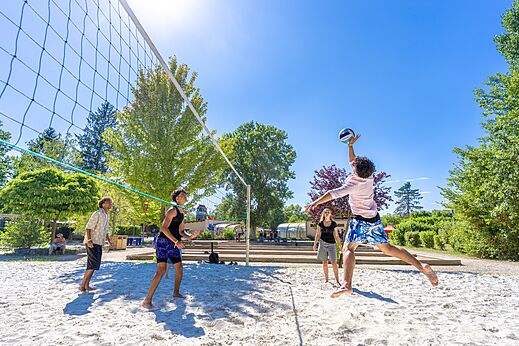 Beach volleyball on sand court at CAPFUN R�gni�re campsite in VILLETTE D'ANTHON (38).