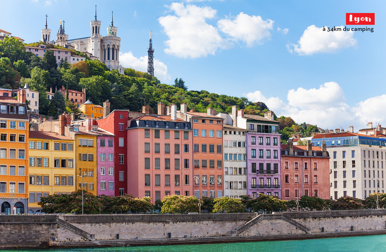 Fa�ades color�es le long de la Sa�ne et basilique de Fourvi�re � Lyon, Rh�ne.