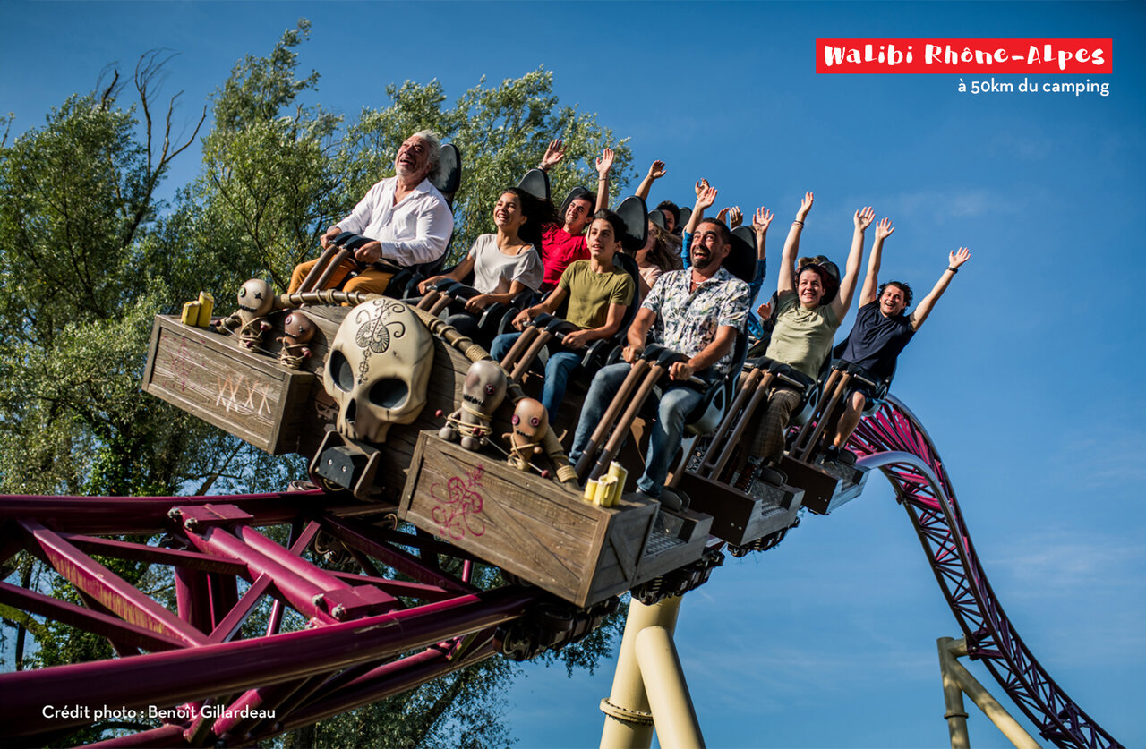 Montagnes russes excitantes � Walibi Rh�ne-Alpes, parc d'attractions pr�s du camping.
