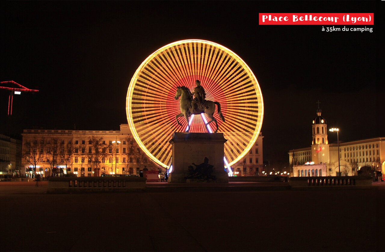 Place Bellecour illumin�e � Lyon, grande roue et statue �questre, � visiter.