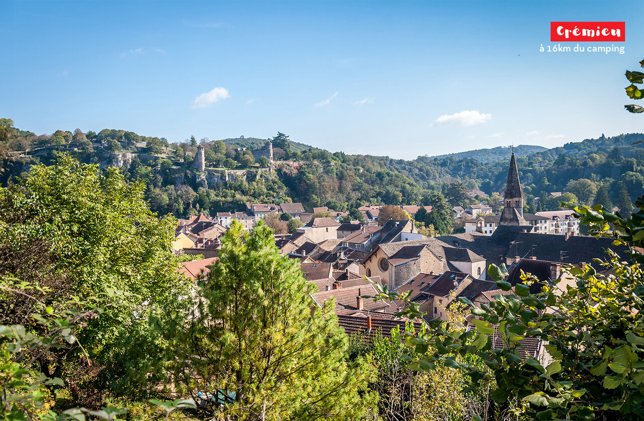 Ville m�di�vale de Cr�mieu, Is�re, avec son �glise et ses remparts historiques.