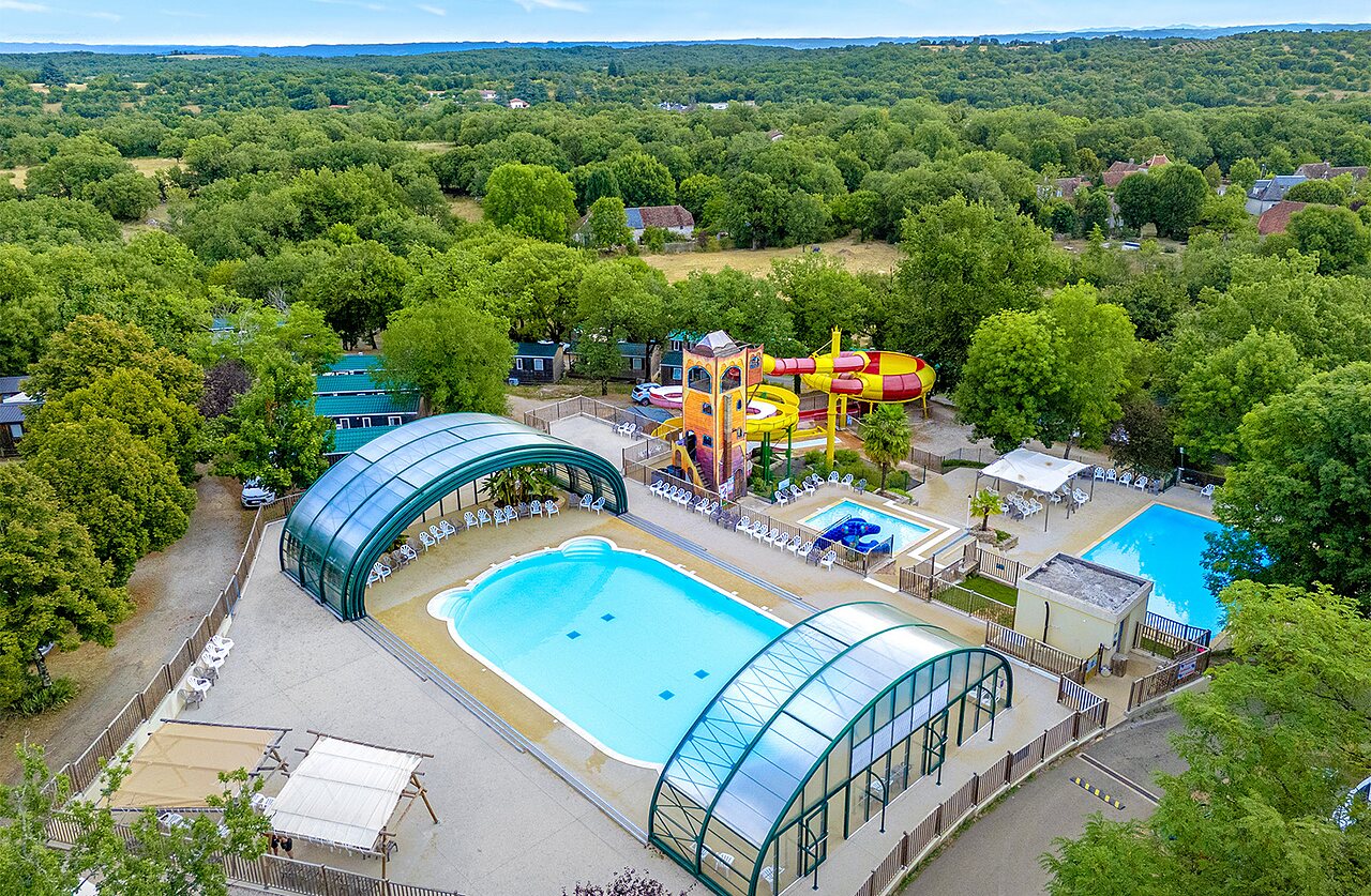 Covered and outdoor pools, giant water slides at CAPFUN Roca d'Amour campsite in PADIRAC (46).