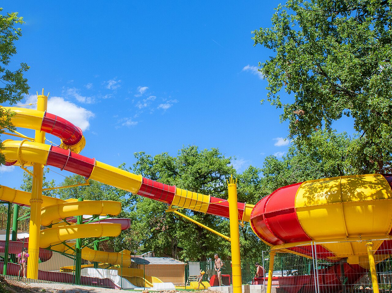 Water slides and swimming pool at CAPFUN Roca d'Amour campsite in PADIRAC (46).