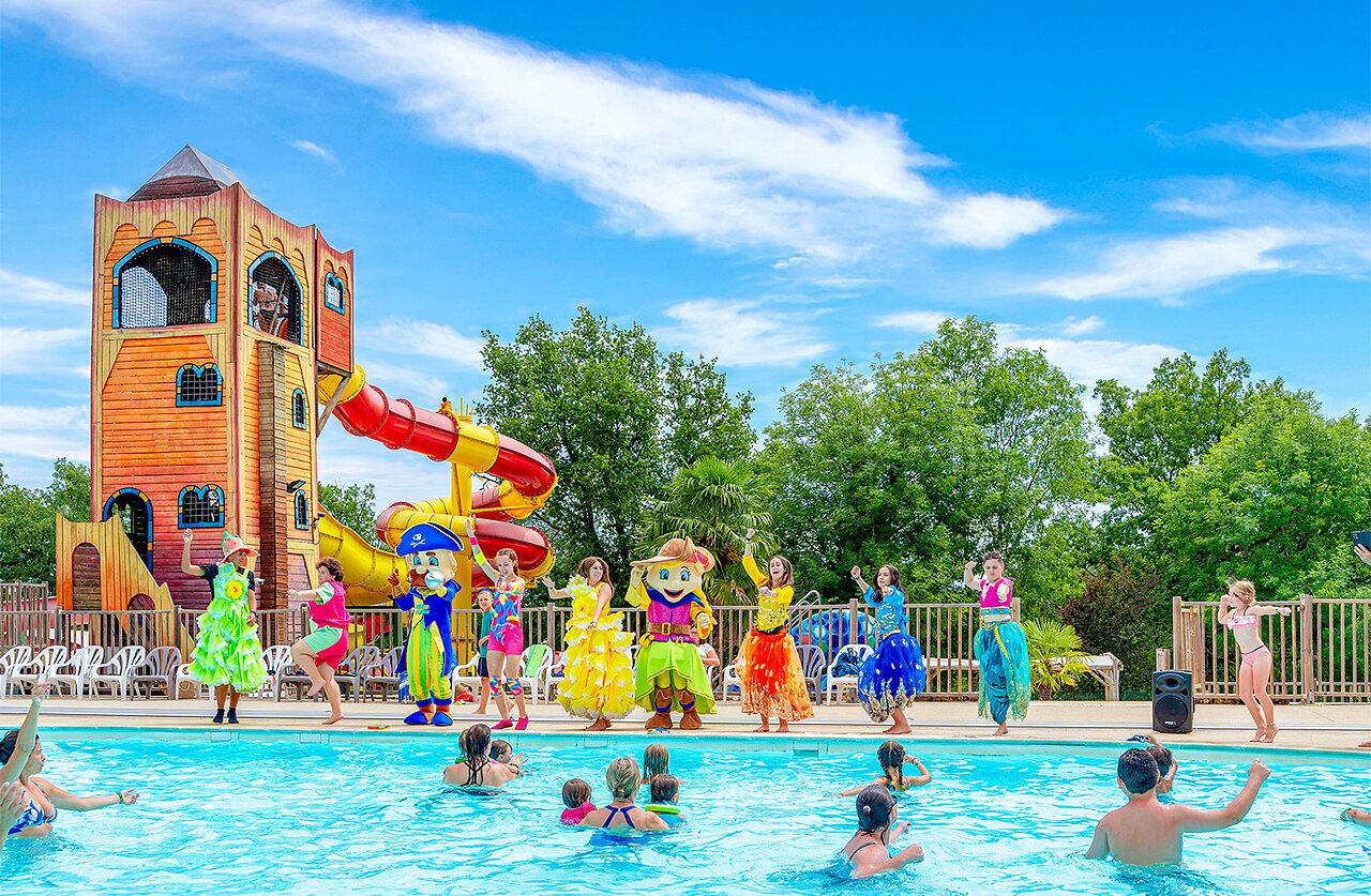 Outdoor swimming pool, slides and children's entertainment at CAPFUN Roca d'Amour campsite in PADIRAC (46).