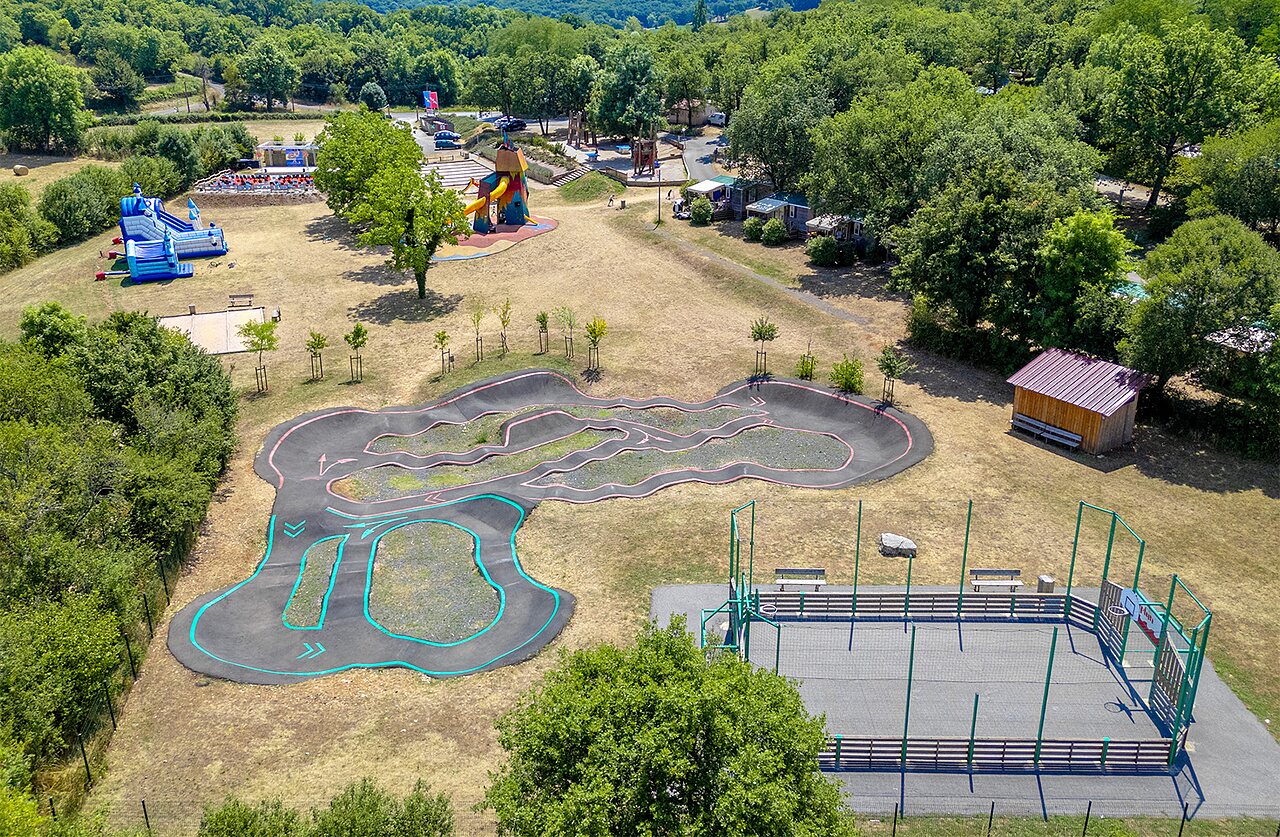 Pump track, multi-sport court and inflatable games at CAPFUN Roca d'Amour campsite PADIRAC (46).