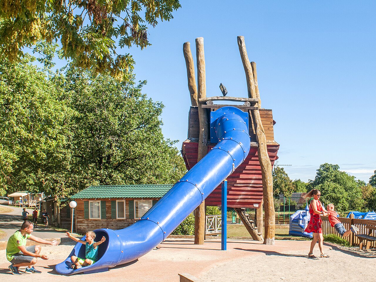 Giant slide and children's playground at CAPFUN Roca d'Amour campsite in PADIRAC (46).