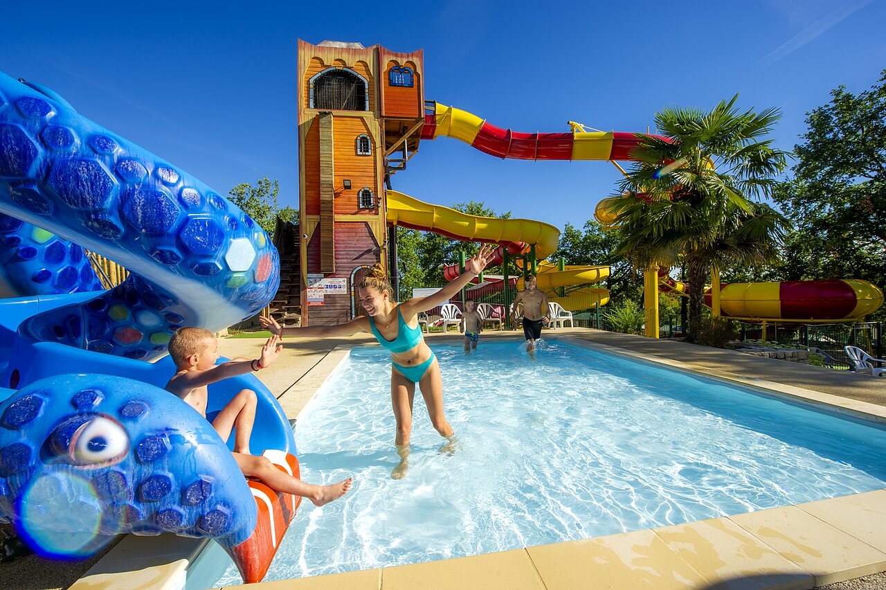 Giant water slides and outdoor swimming pool at CAPFUN Roca d'Amour campsite in PADIRAC (46).